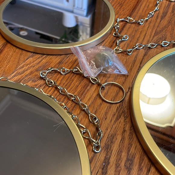 3 different sized gold mirrors on chains - Picture 3 of 5